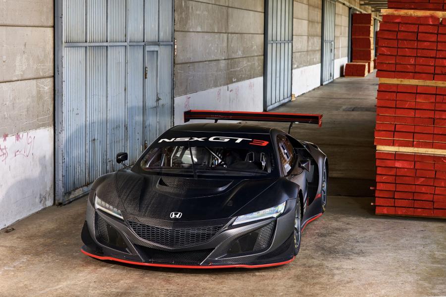  Honda NSX GT3 2017 года  (фото 7 из 16)